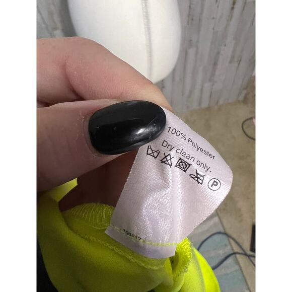 J.Crew Women's Sleeveless V-Neck Blouse Size 12 Neon Yellow Casual - Picture 6 of 6